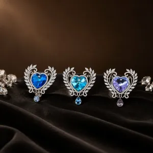 Prachtige kristallen hart broche met een opengewerkt vleugelontwerp en sprankelende strass.