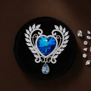 Prachtige hart kristallen broche, elegant hol ontwerp met sprankelende strass stenen.