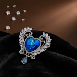 Prachtige hartvormige engelen-traan broche met blauw kristal en schitterende strass vleugels.