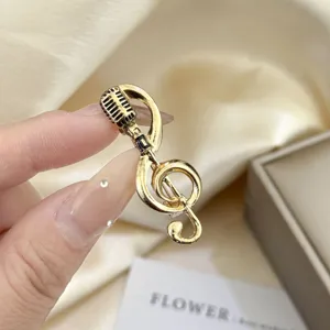 Gouden microfoon muzieknoot broche, elegante mode speld voor trui pak kraag chique sieraden.