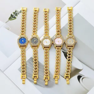Vista dettagliata di orologi al quarzo da donna dorati con strass alla moda e cinturini a maglie.