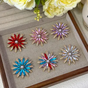 Bunte Kristall Blumen Broche mit glitzernden Strass Steinen exquisite Damen Kleidung Pin