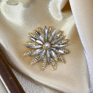 Exquisite Strass Schneeflocke Brosche Detail, elegante Luxus Kristall Reversnadel Damen Mantel Zierde