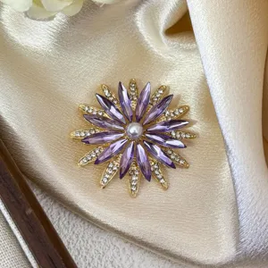 Elegante Strass Blumen Brosche mit lila Kristallen, modischer Anstecknadel Schmuck für Damen
