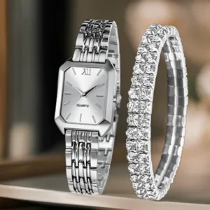 Vista dettagliata di orologio al quarzo geometrico da donna con bracciale di strass.
