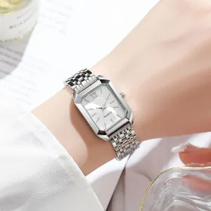 Gros plan d'une montre quartz rectangulaire argentée pour femme avec bracelet métallique.