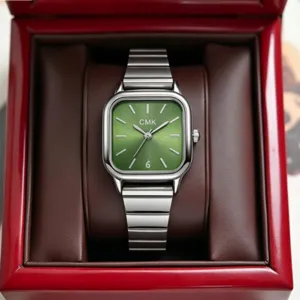 Primo piano dell'orologio al quarzo da donna quadrato minimalista con quadrante verde e cinturino.