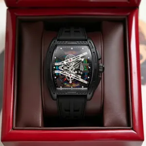 Orologio al quarzo tonneau con quadrante scheletrato fantasma e cinturino, vista dettagliata.