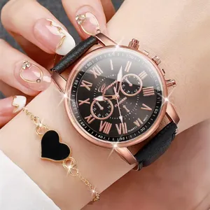 Set orologio donna al quarzo con quadrante romano nero e bracciale cuore abbinato.