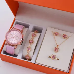 Orologio in pelle rosa e set regalo di gioielli con cuore in cristallo e orecchini.