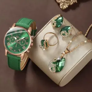 Orologio in pelle verde e set di gioielli in cristallo con collana, orecchini e anello.