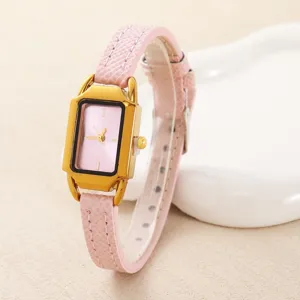 Vintage rechteckige kleine Damen-Uhr mit rosa Lederarmband und Goldgehaeuse Detailansicht.