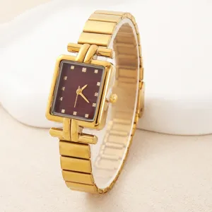 Nahaufnahme der eleganten goldenen quadratischen Uhr mit einem einzigartigen strukturierten Armband.