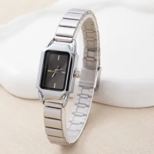 Elegante orologio da donna con quadrante rettangolare nero e cinturino in metallo argentato.