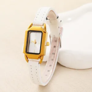 Minimalistische rechteckige Damenarmbanduhr mit weißem Lederarmband und Goldgehäuse Detail