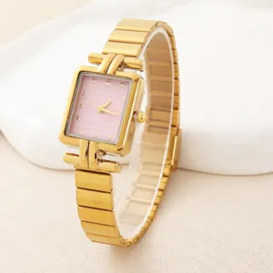 Elegante goldene Damen-Viereckuhr mit rosa Zifferblatt und feinem Bambusgliederarmband.