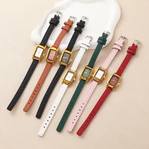 Detailansicht von vintage rechteckigen kleinen Zifferblatt Damen Lederarmbanduhren farbig.