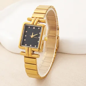 Nahaufnahme Detail der luxuriösen goldenen Quadratuhr mit schwarzem Zifferblatt und Armband.