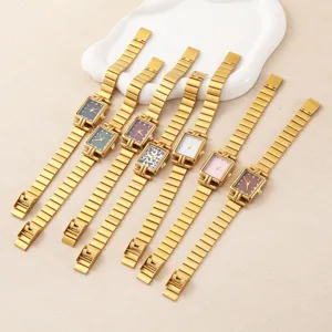 Elegante Damenuhr mit quadratischem Zifferblatt und goldenem Bambus-Gliederarmband.