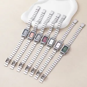 Dettaglio orologi da donna rettangolari minimalisti con cinturino metallico sottile e vari quadranti.