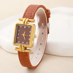 Elegante quadratische Damenuhr mit braunem Lederarmband und einzigartigem T-Steg Design.