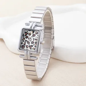 Close-up detail van dames vierkante horloge met luipaardprint wijzerplaat en metalen band.