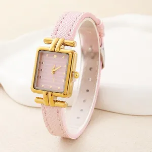 Detailansicht der Damenuhr, rosa Armband, goldenes T-Stück Quadratgehäuse, elegantes Zifferblatt.