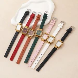 Detailansicht der Vintage Damen Quarzuhr mit quadratischem Gehäuse und schmalem Lederarmband.