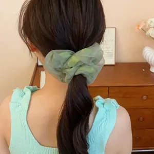 Coletero de malla verde bosque con volantes, elegante accesorio para el cabello de tela mercerizada.