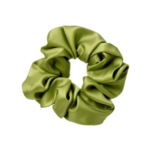 Coletero de satén verde bosque con tela mercerizada plisada accesorio elegante para el cabello
