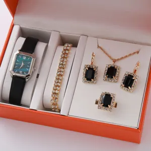 Vista detallada del juego de joyas de regalo para mujer con reloj cuadrado y pendientes.
