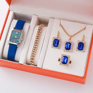 Vista detallada del set de regalo para mujer con reloj cuadrado, pulsera, collar y anillo.