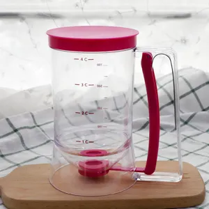 Gedetailleerd overzicht van de plastic beslagdispenser met roze deksel en duidelijke schaalverdeling.