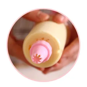 Gedetailleerde close-up van spuitzakmondstuk voor het maken van koekjes en crème.