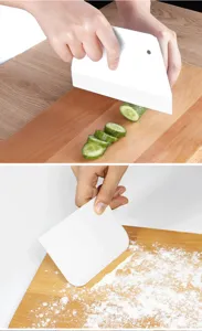 Raschietto per impasti in plastica bianca dettaglio, ideale per tagliare impasti e farina.