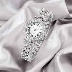 Montre quartz femme élégante avec strass scintillants et bracelet argenté raffiné