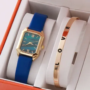Coffret montre quartz et bracelet Love avec bracelet en cuir bleu et boîtier doré.