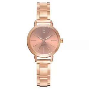 Orologio da donna al quarzo in oro rosa con cinturino metallico e quadrante minimalista.