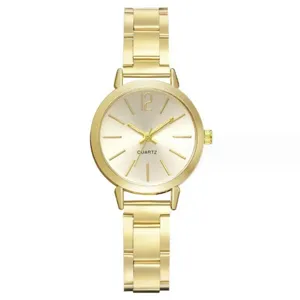 Orologio al quarzo da donna alla moda con cinturino in metallo dorato e quadrante.