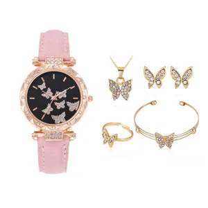 Dettaglio del set di gioielli con orologio farfalla in cristallo, strass e cinturino rosa.