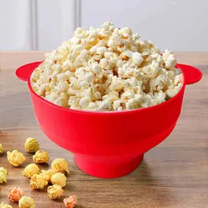 Zusammenklappbare rote Silikon Popcornschüssel mit Griffen für Mikrowelle Nutzung.