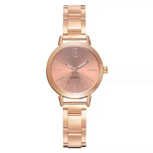 Orologio al quarzo da donna in oro rosa con cinturino metallico, elegante stile quotidiano.
