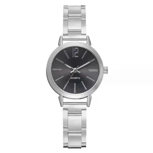 Vista ravvicinata dettagliata dell'elegante orologio da donna al quarzo argento con quadrante.