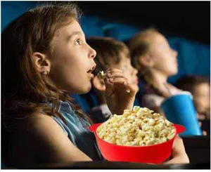 Faltbare Silikon Popcornschale mit Griffen fuer Mikrowelle, grosser und sicherer Popcornbecher.