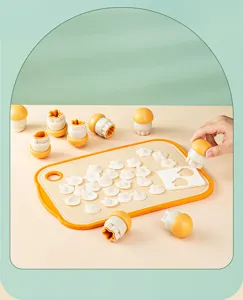 Detailansicht von Pilzform Wonton und Teigling Form Set mit Schneidebrett fuer Babynahrung.