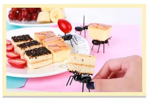 Niedliche Ameisen-Fruchtgabel aus Plastik Detailansicht, ideal für Kinder Bento-Boxen.