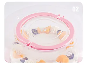 Vista dettagliata del coperchio per torta in plastica trasparente con manico rosa pratico.