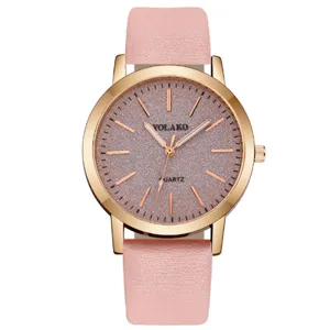 Orologio al quarzo da donna elegante con cinturino in pelle rosa e quadrante glitterato.