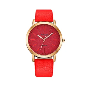 Primo piano del cinturino in pelle rossa e del quadrante dorato di questo orologio al quarzo.