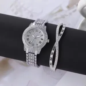 Vista dettagliata di orologio al quarzo con strass da donna e bracciale argento.